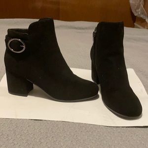 Black ankle boot, leather upper, 7W,cushioned
